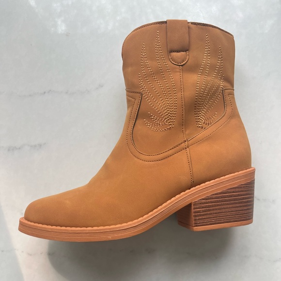 Shoes - New never worn ankle western boots sz 9.5